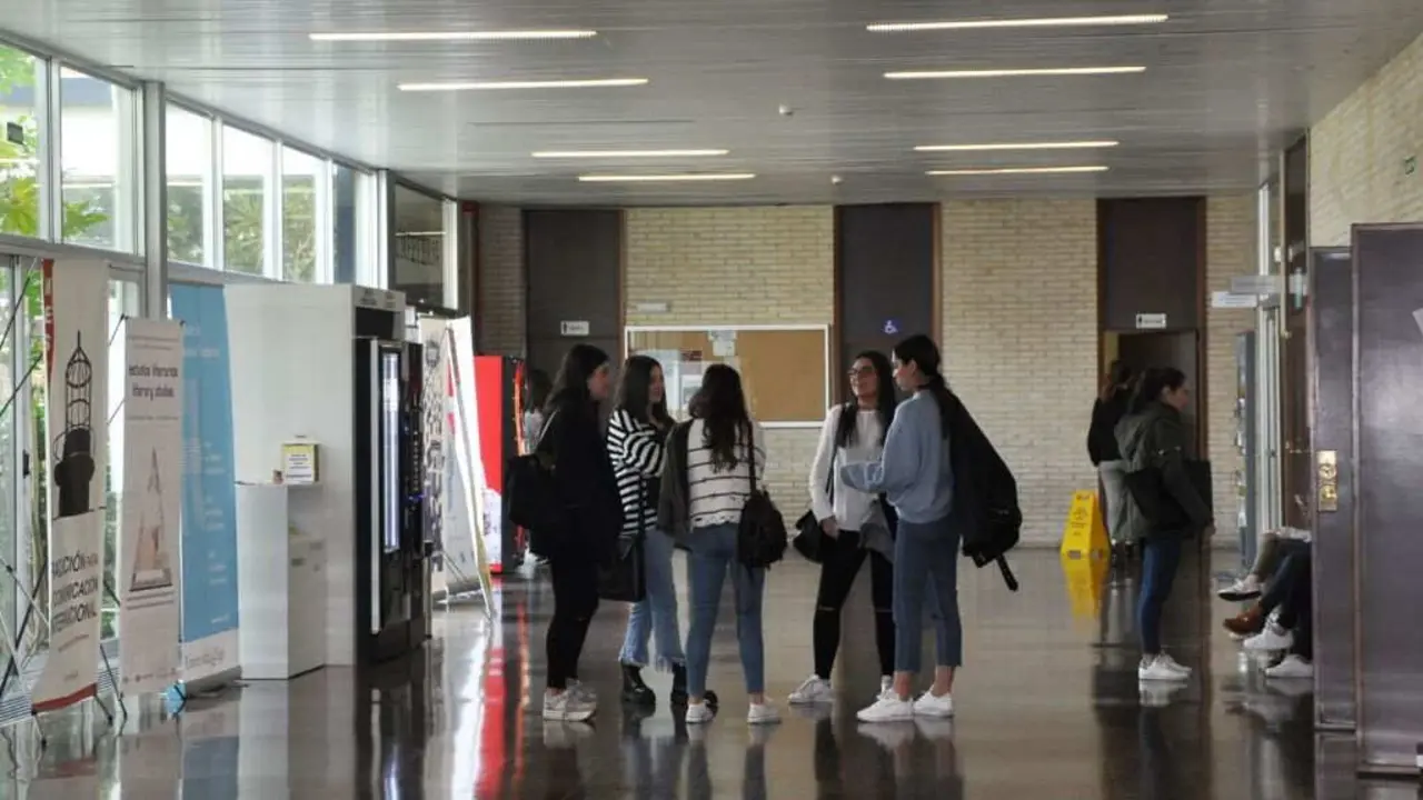 Alumnas na universidade ol&iacute;vica nunha imaxe de arquivo (Foto: UVigo).