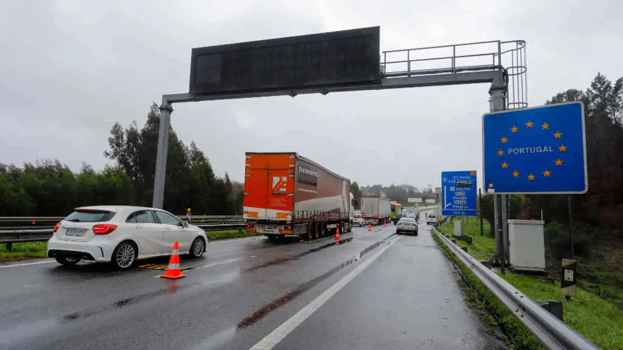 Fila de coches nun control policial na fronteira da ponte internacional Tui-Valen&ccedil;a o pasado 31 de xaneiro (Marta V&aacute;zquez Rodr&iacute;guez / Europa Press).