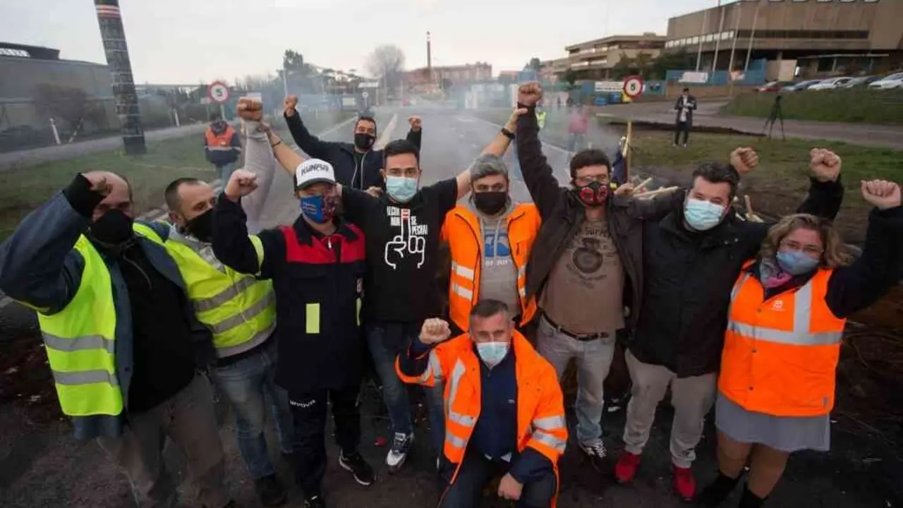 Persoal de Alcoa en San Cibrao (Cervo) celebra o pasado decembro a decisi&oacute;n do TSXG de anular o ERE da multinacional (Foto: Carlos Castro / Europa Press).