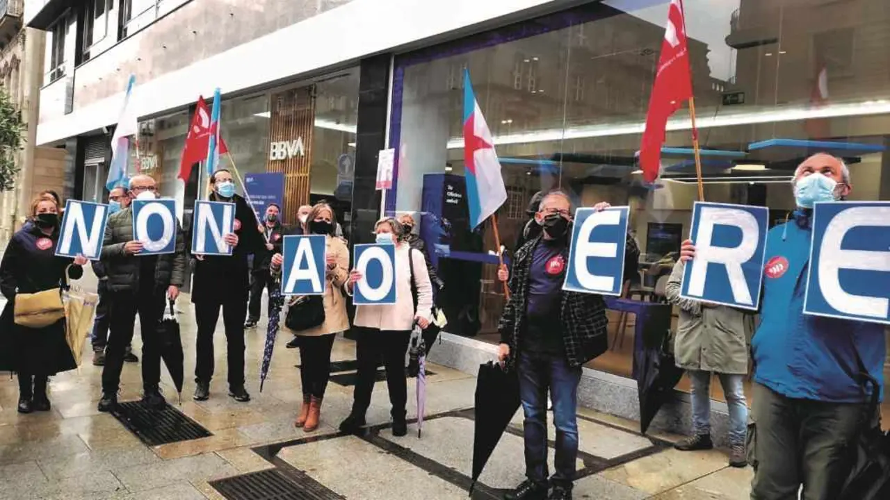 Protesta de traballadoras e traballadores contra o ERE do BBVA en Vigo. (Foto: N&oacute;s Diario)