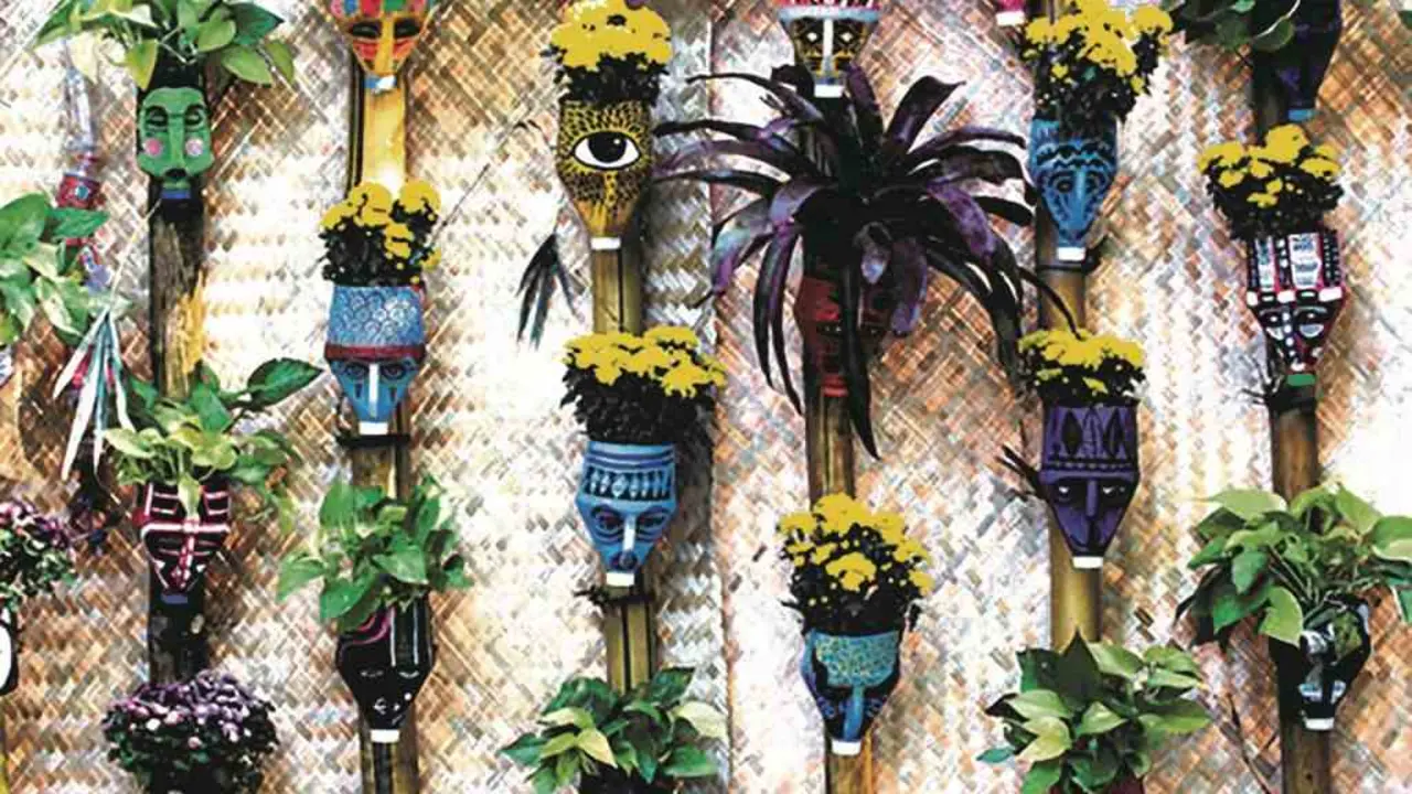 Botellas reutilizadas para fabricar un horto vertical. (Foto: Adobestock)