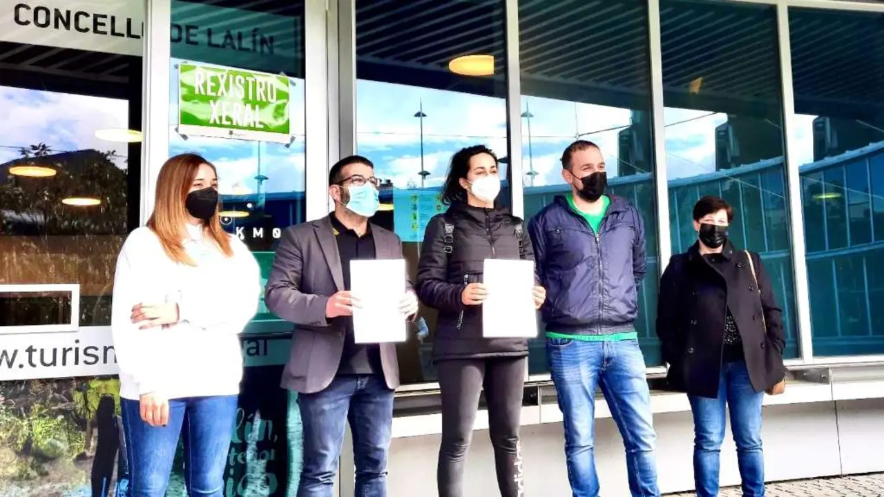 Presentaci&oacute;n das alegaci&oacute;ns no Rexistro Xeral do Concello de Lal&iacute;n (Foto: N&oacute;s Diario).