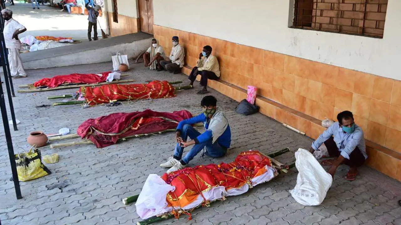 EuropaPress_3668558_27_april_2021_india_prayagraj_family_members_wait_with_bodies_of_their