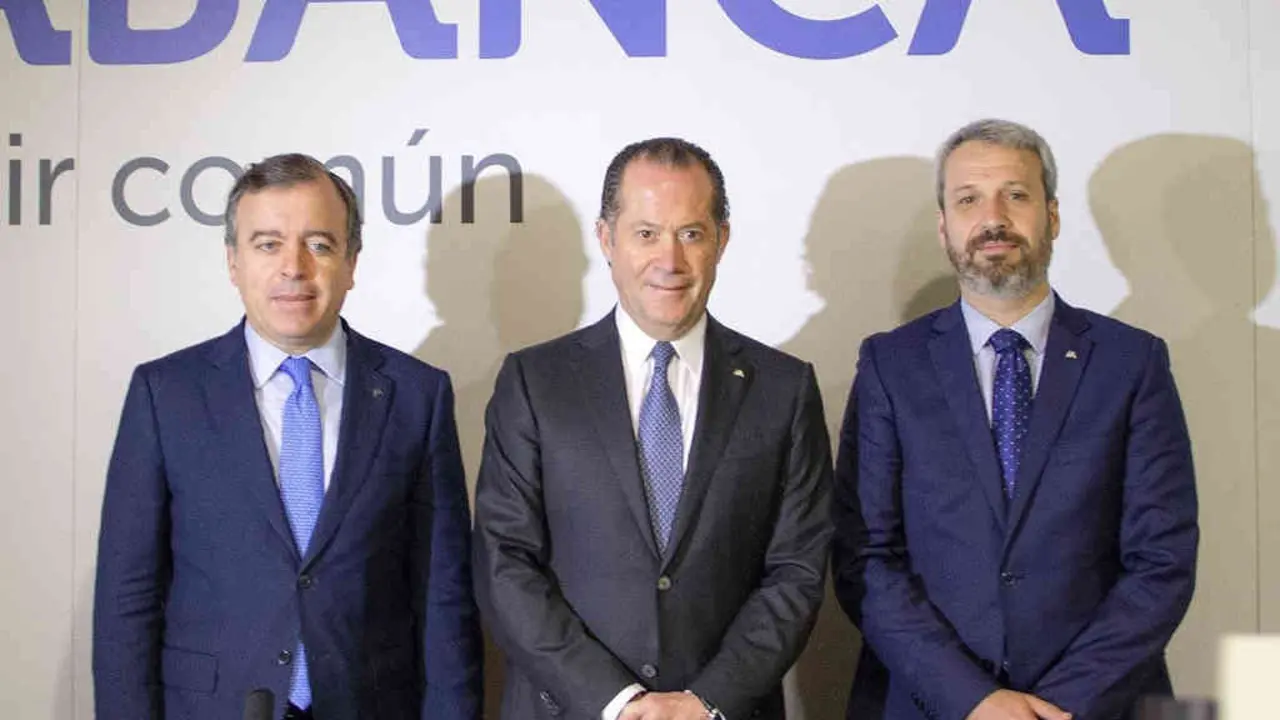 O conselleiro delegado, o presidente e o director xeral de Abanca, principal empresa na sociedade que xestionar&aacute; os fondos (Abanca)