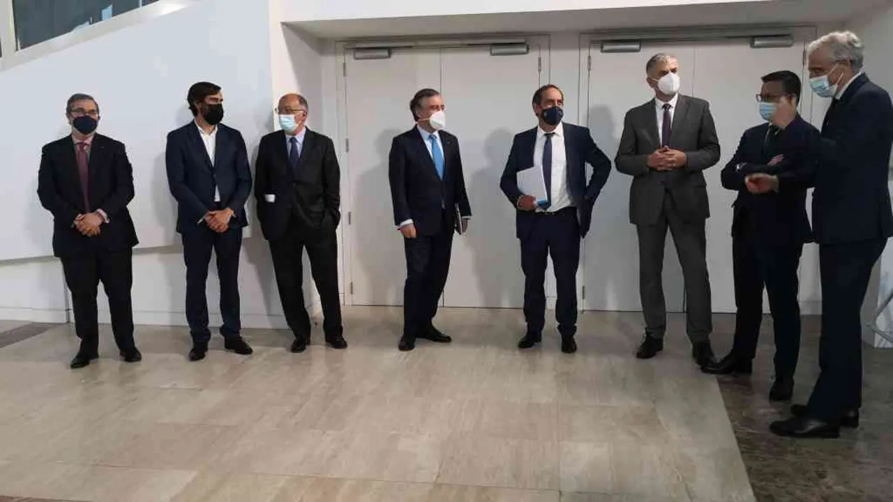 &Aacute;lvarez-Naveiro, Emilio Briquetas, Gonz&aacute;lez-Laxe, Francisco Botas, Valeriano Mart&iacute;nez, Santiago Lago, Jos&eacute; Gonz&aacute;lez e Francisco Conde.