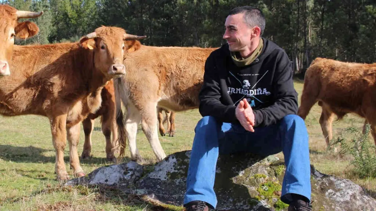 Imaxe dun labrego nunha explotaci&oacute;n gandeira que formou parte dunha campa&ntilde;a realizada en 2020 polo Sindicato Labrego Galego (SLG).
