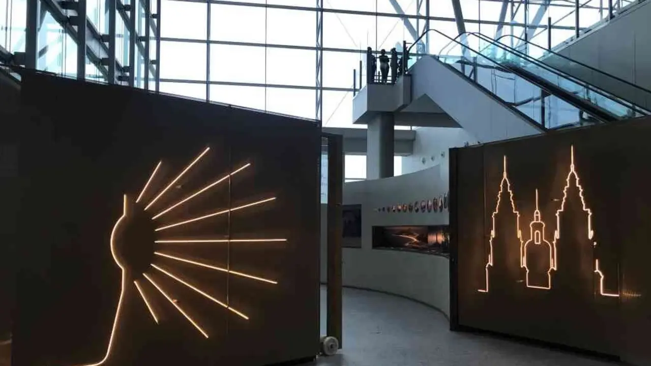 Oficina de informaci&oacute;n tur&iacute;stica da cidade de Compostela no interior da terminal do aeroporto Rosal&iacute;a de Castro (Foto: Europa Press).