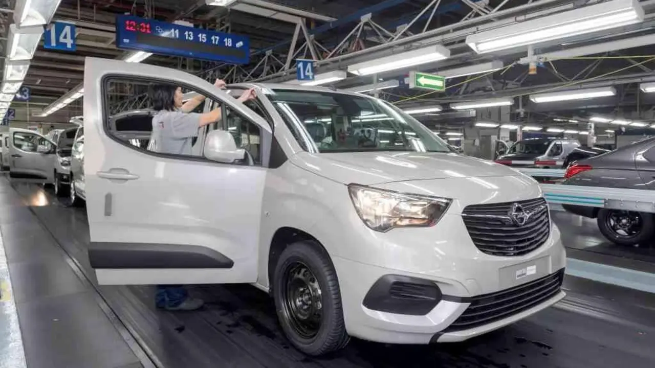 Li&ntilde;a de montaxe da furgoneta Opel Combo, na planta que o grupo Stellantis ten en Bala&iacute;dos (Vigo), afectada polos paros (Foto: Stellantis).