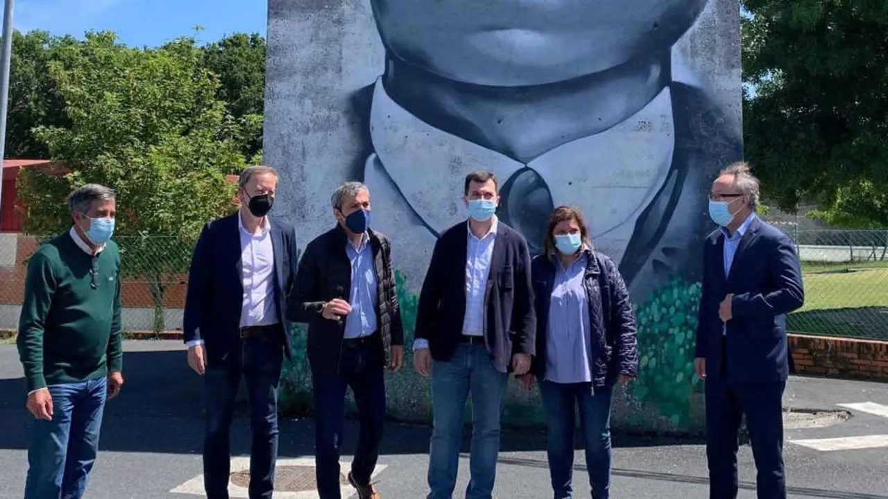 Gonzalo Caballero xunto o alcalde de Amoeiro, Jos&eacute; Luis Gonz&aacute;lez, e cargos p&uacute;blicos do PSdeG.