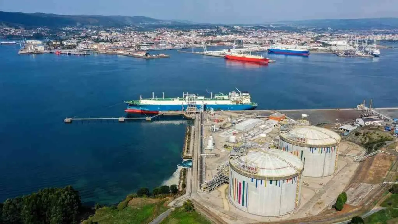 Vista das instalaci&oacute;ns portuarias da r&iacute;a de Ferrol, coa planta de Reganosa e Forestal Atl&aacute;ntico en primeiro plano (Foto: Reganosa)