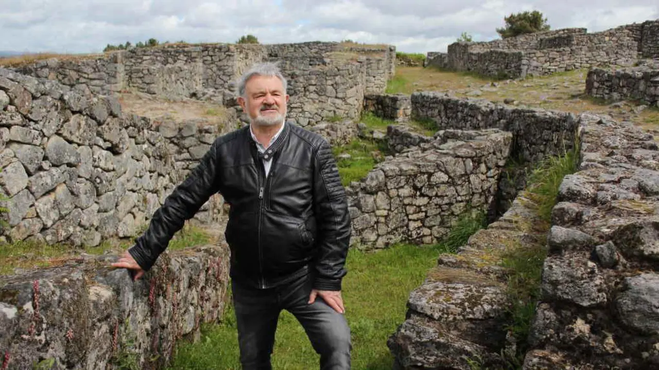 Felipe-Sen&eacute;n, no castro de San Cibrao de Las. (Foto: Laura Barcala) #felipesen&eacute;n #castros #castro #sancibraodelas #coleccion&aacute;bel #conf&iacute;ndosverdescastrosevalerosoclan! #n&oacute;sdiario #galiza