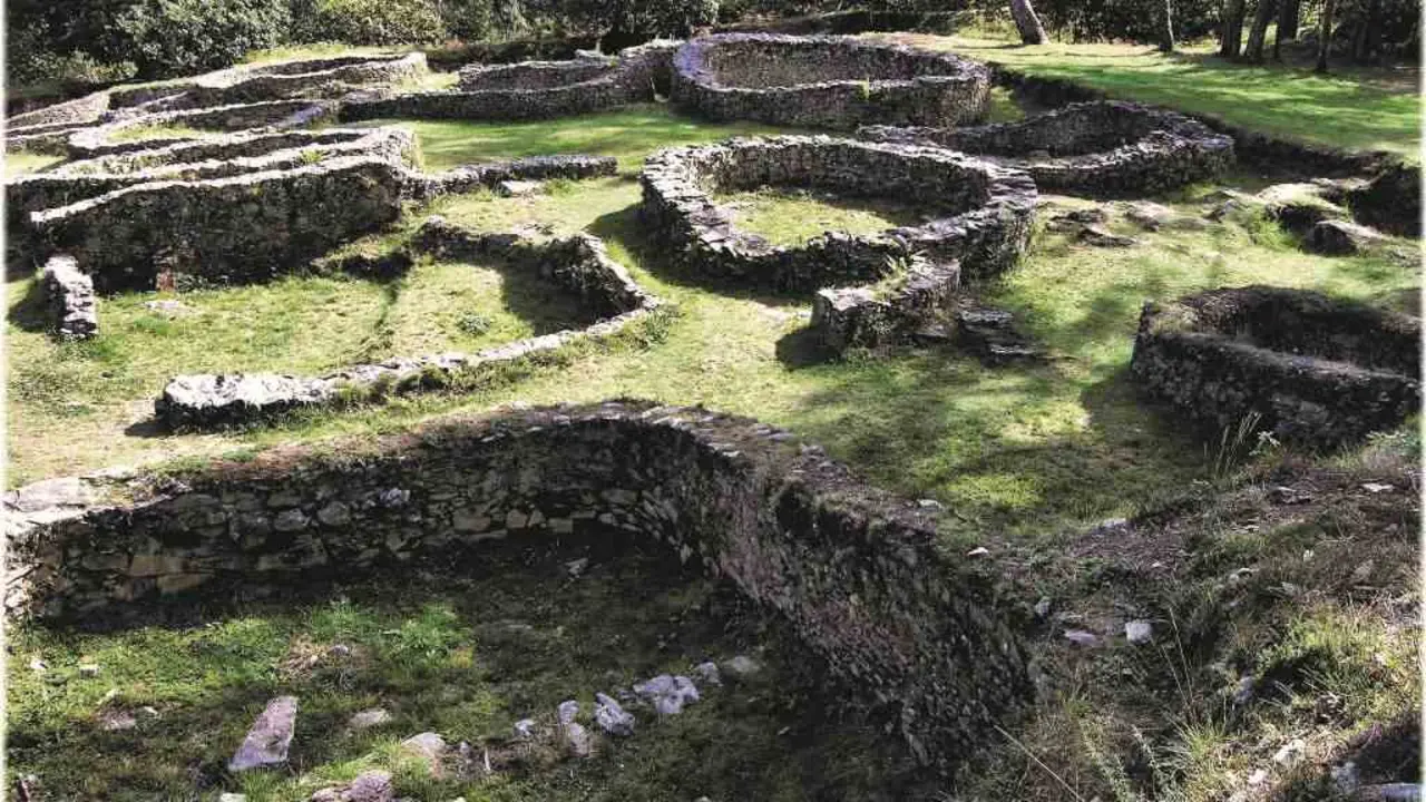 Castro de Borneiro, en Cabana de Berganti&ntilde;os. (Foto: N&oacute;s Diario) #arqueolox&iacute;a #galiza #historia #investigaci&oacute;n #castro #castros #borneiro #cabanadeberganti&ntilde;os #conf&iacute;ndosverdescastrosevalerosoclan