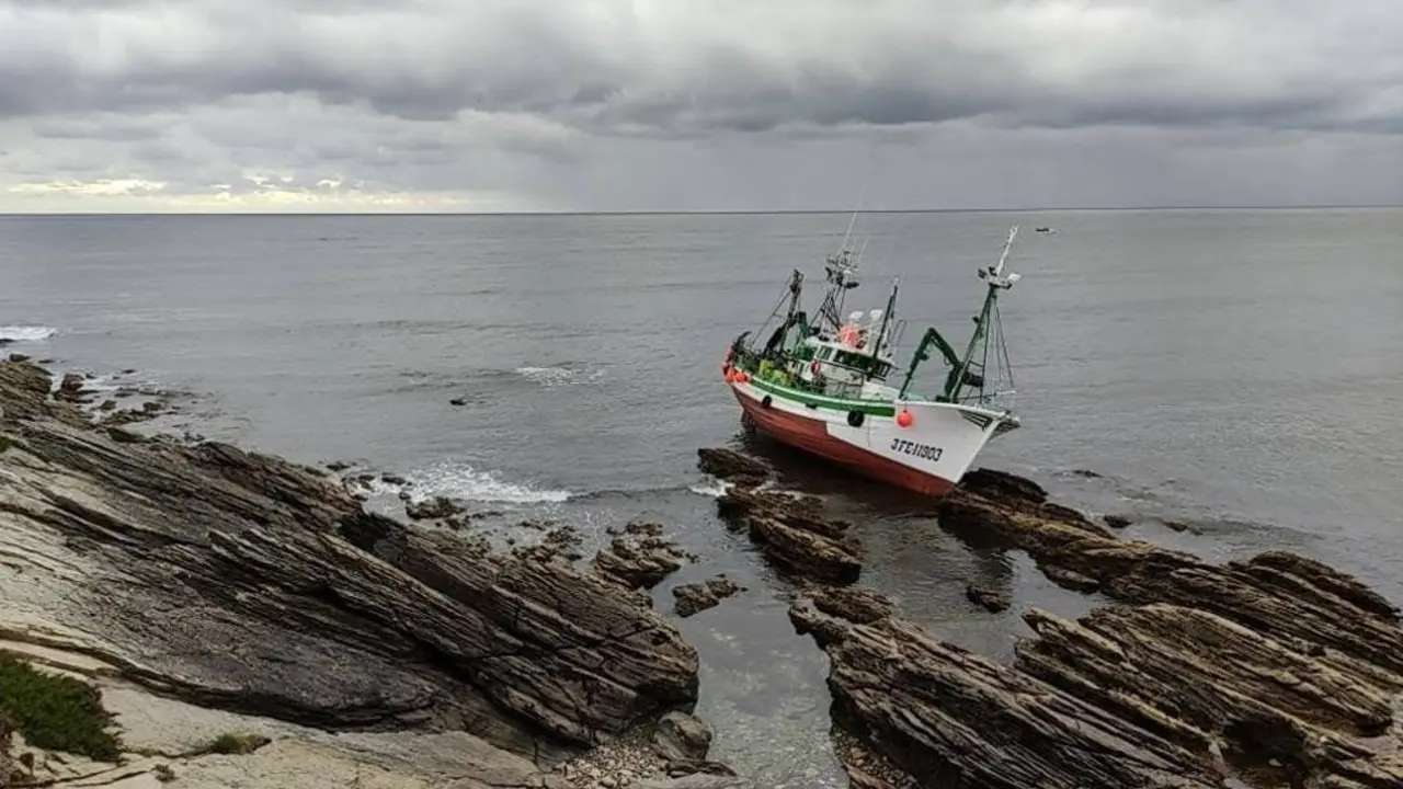 Barco encallado en Burela.