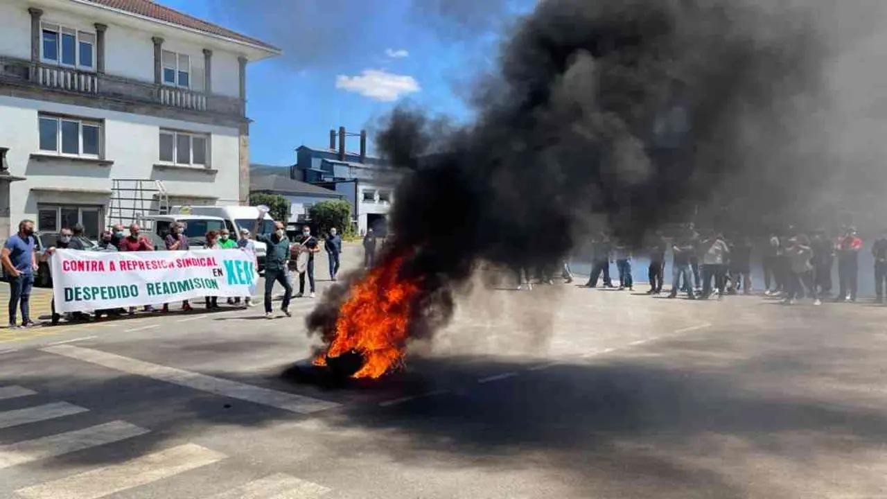Protesta da pasada sexta feira dos traballadores e traballadoras de Xeal &aacute;s portas da f&aacute;brica de Brens, no concello de Cee (Foto: N&oacute;s Diario).