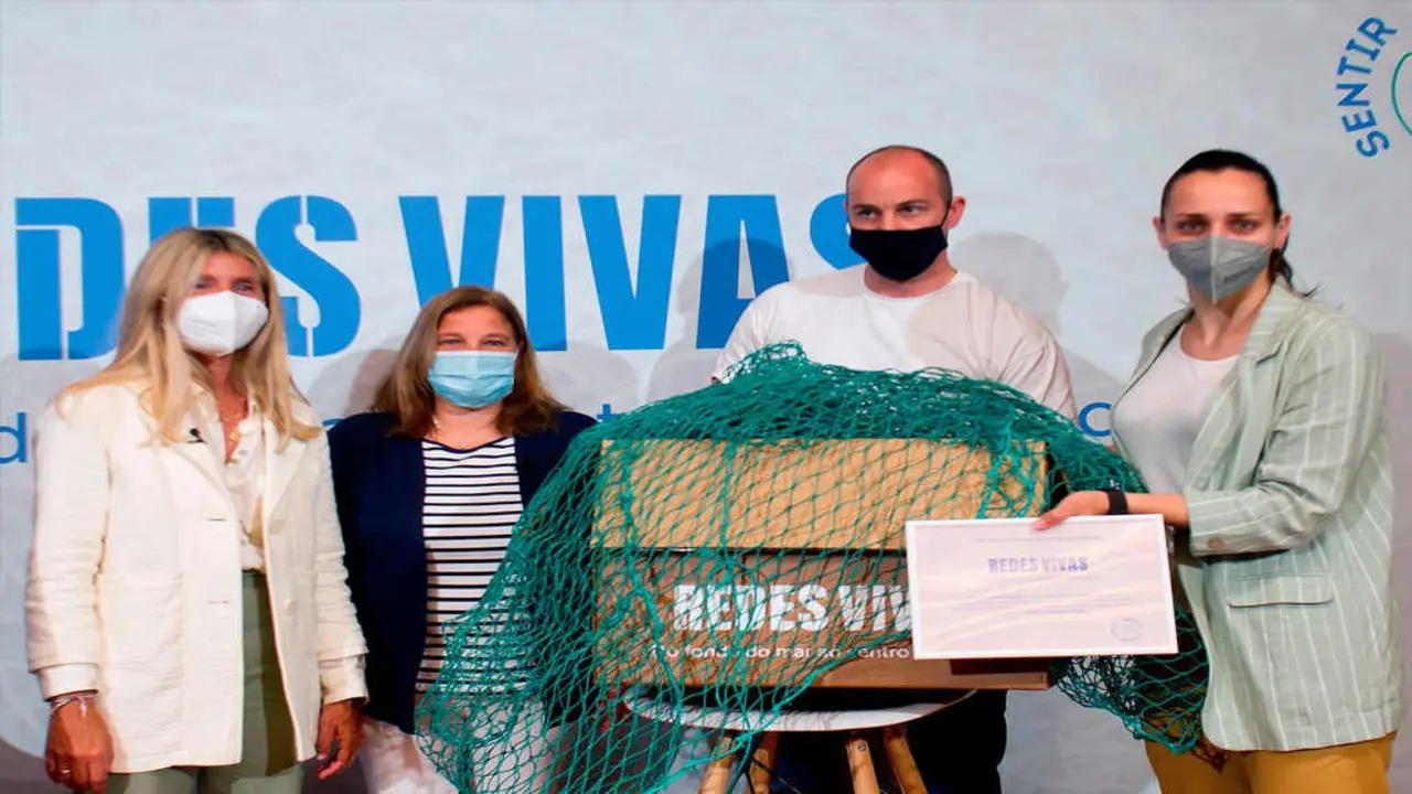 De esquerda a dereita, Susana Ortiz, &Aacute;ngeles Mill&eacute; e os capit&aacute;ns dos equipos masculino e feminino do Club Balonm&aacute;n Porri&ntilde;o (Foto: Abanca).