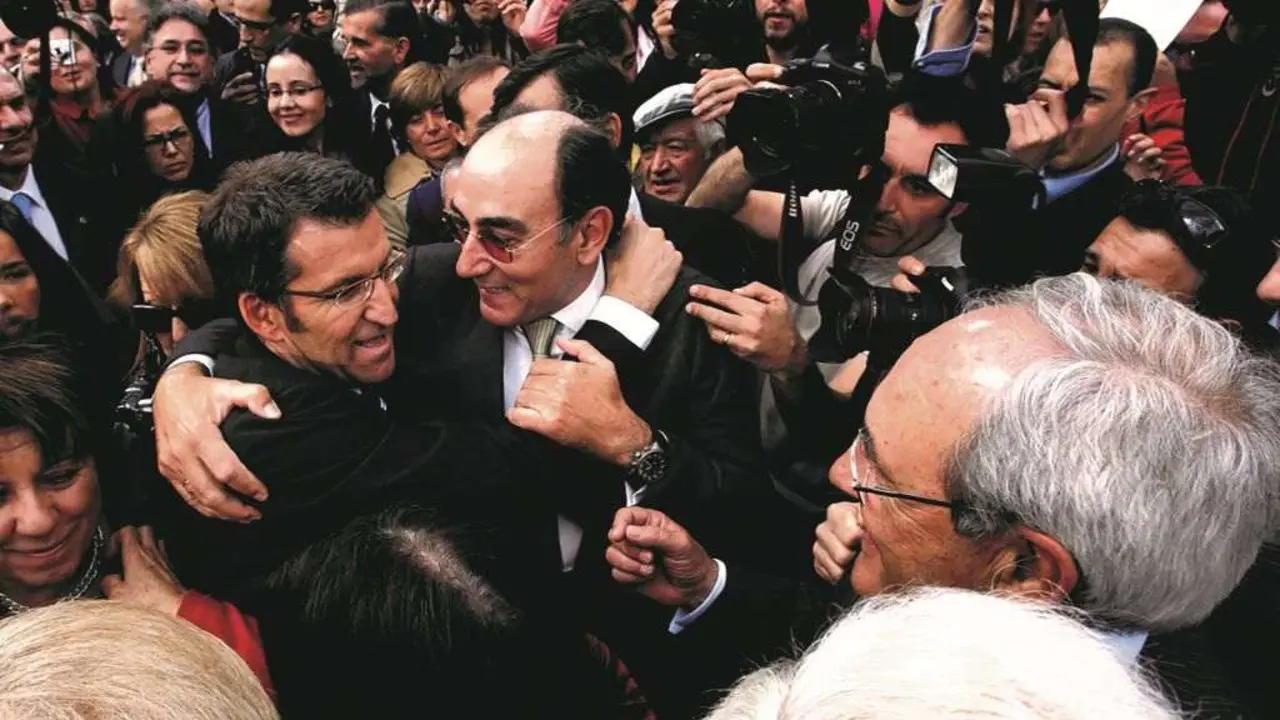 Alberto N&uacute;&ntilde;ez Feixoo abraz&aacute;ndose ao presidente de Iberdrola, S&aacute;nchez Gal&aacute;n, no acto de toma de posesi&oacute;n como mandatario galego en 2009. (Foto: N&oacute;s Diario)