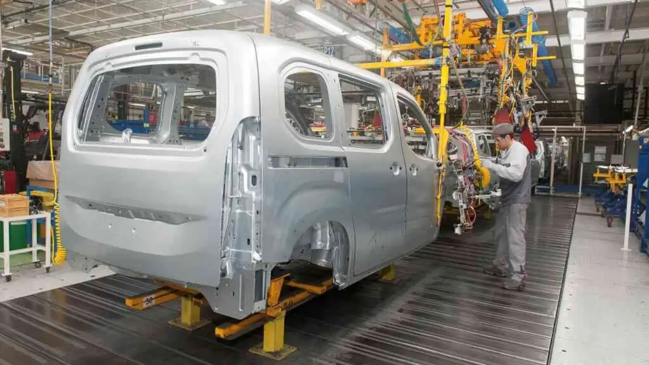 Li&ntilde;a de montaxe de furgonetas (na imaxe unha Opel Combo) est&aacute; a ser unha das m&aacute;is afectadas polos paros marcados pola empresa (Foto: Stellantis)