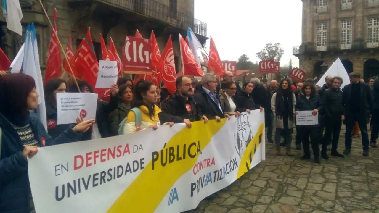 Unha protesta anterior contra a universidade privada. (Foto: Europa Press) #universidadeprivada #abanca #universidadep&uacute;blica #banco #protesta #compostela #cig