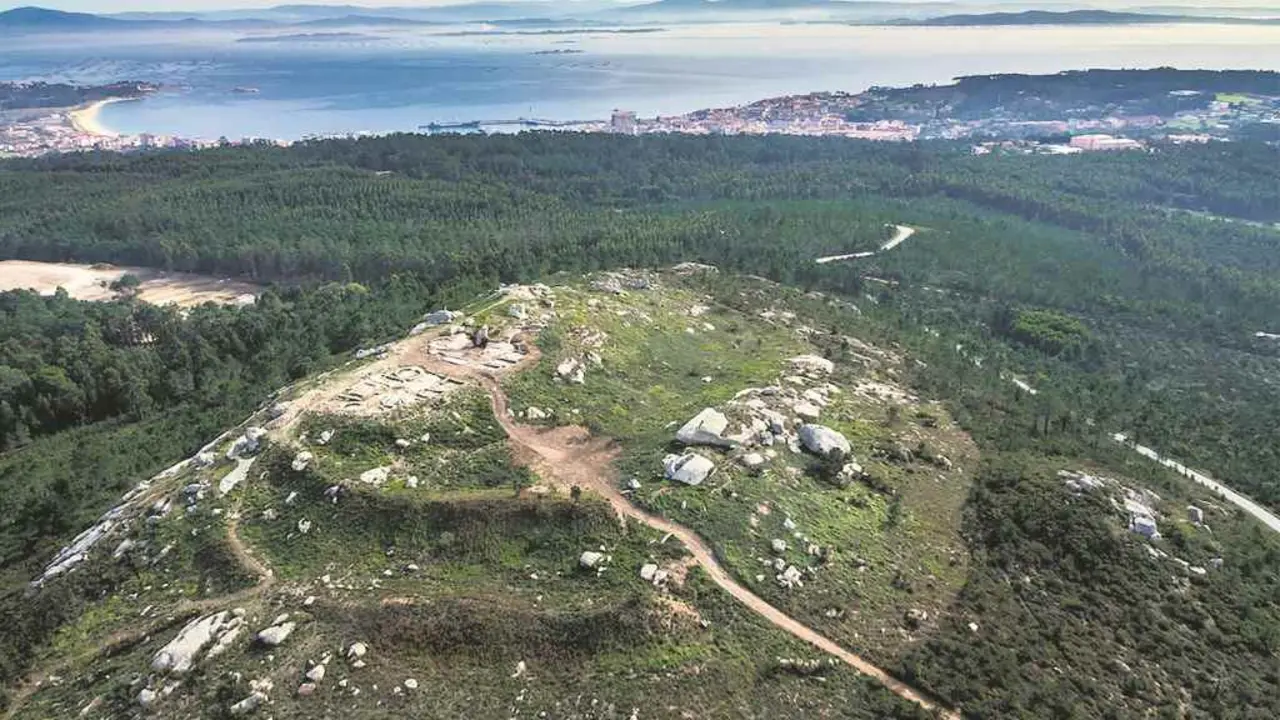 Vista a&eacute;rea do castro coa r&iacute;a de Arousa ao fondo. (Fotos: Miguel &Aacute;. Vidal Lojo) #castro #castros #ribeira #castrodacid&aacute; #conf&iacute;ndosverdescastrosevalerosoclan