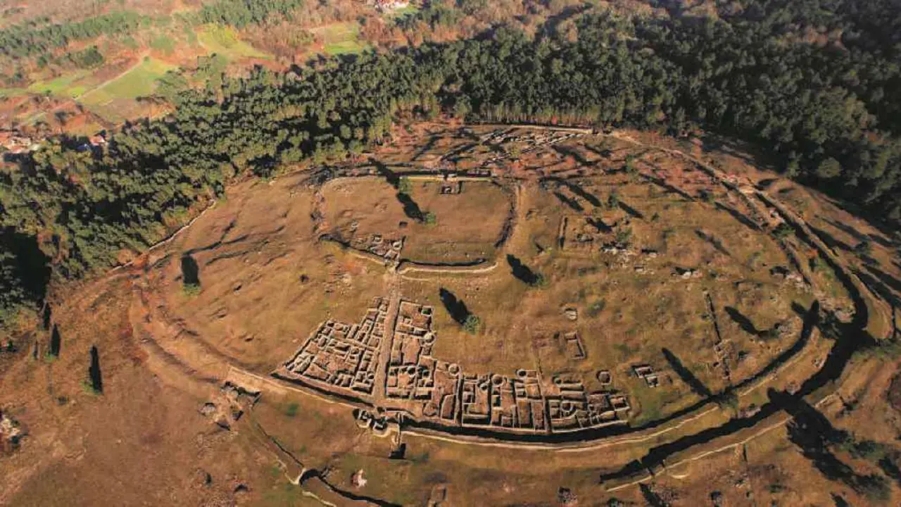 Vista xeral do castro de San Cibrao de Las. (Foto: Terra Arqueos) #castro #castros #conf&iacute;ndosverdescastrosevalerosoclan #sancibraodelas #punx&iacute;n #ocarballi&ntilde;o