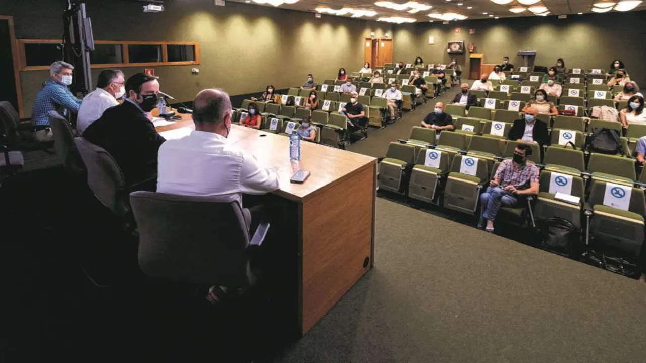 Xuntanza de Ant&oacute;n Acevedo e Fernando Gonz&aacute;lez cos directores das residencias de maiores e de persoas con discapacidade. (Foto: Xunta da Galiza) #residencias #maiores #discapacidade #xunta #servizossociais #atenci&oacute;nsocial