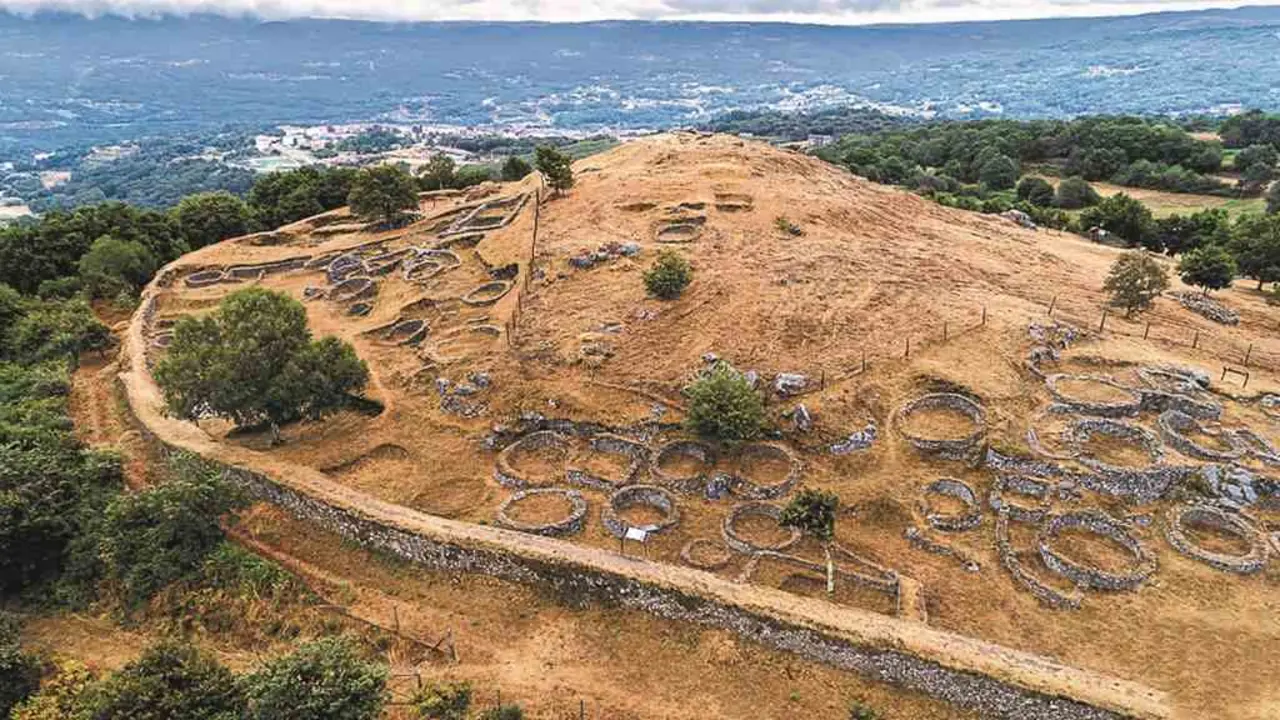 Vista xeral do castro desde o noroeste. (Foto: Concello de Celanova) #castro #castros #concellodecelanova #celanova #castromao #conf&iacute;ndosverdescastrosevalerosoclan