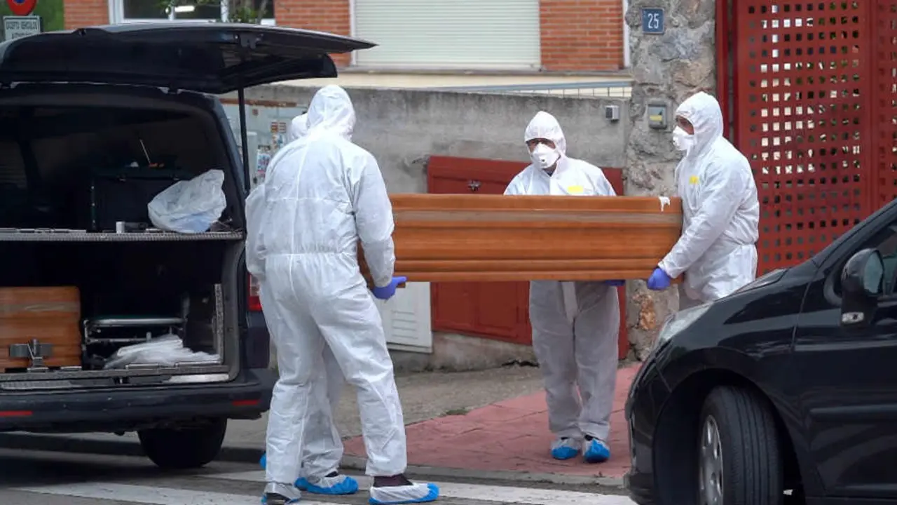 Traslado de falecidos nunha residencia de Madrid en abril de 2020, durante o comezo da pandemia. (Foto: &Aacute;ngel D&iacute;az Bri&ntilde;as / Europa Press)
