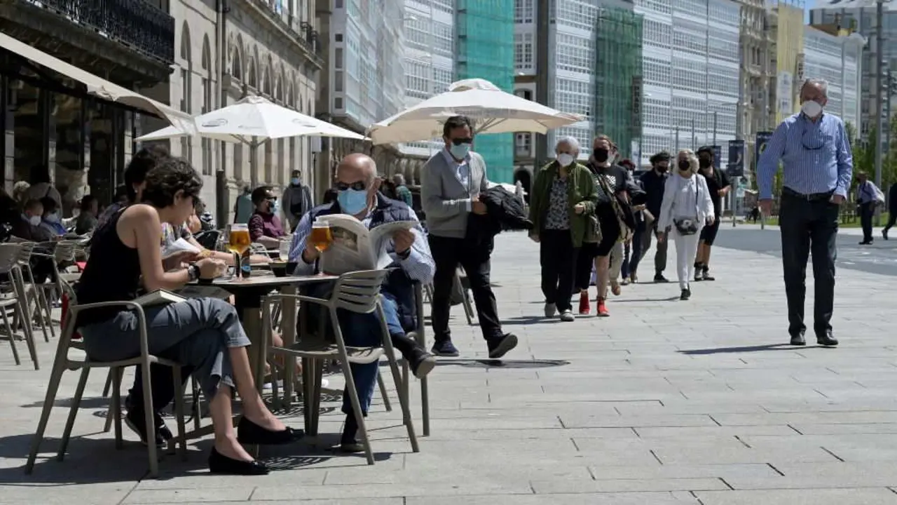 Varias persoas sentan na terraza dun local de hostalar&iacute;a da Coru&ntilde;a. (Foto: M. Dylan / Europa Press).