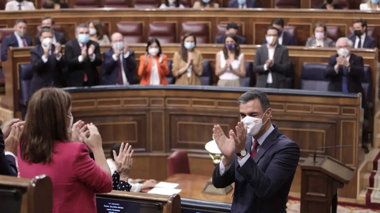 Adriana Lastra (de costas) e Pedro S&aacute;nchez, onte, na sesi&oacute;n de control no Congreso. (Foto: E. Parra. POOL / Europa Press)