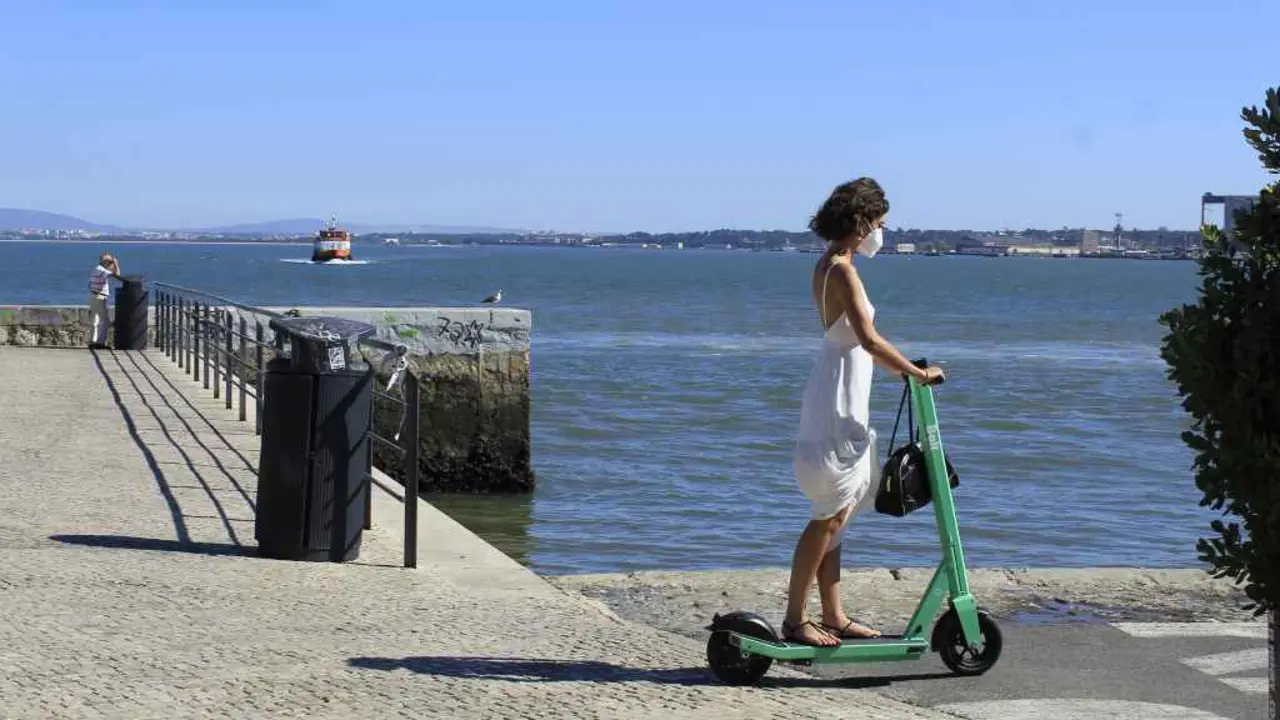Unha muller, nun patinete, en Lisboa (Imaxe: Edson de Sousa / Europa Press).