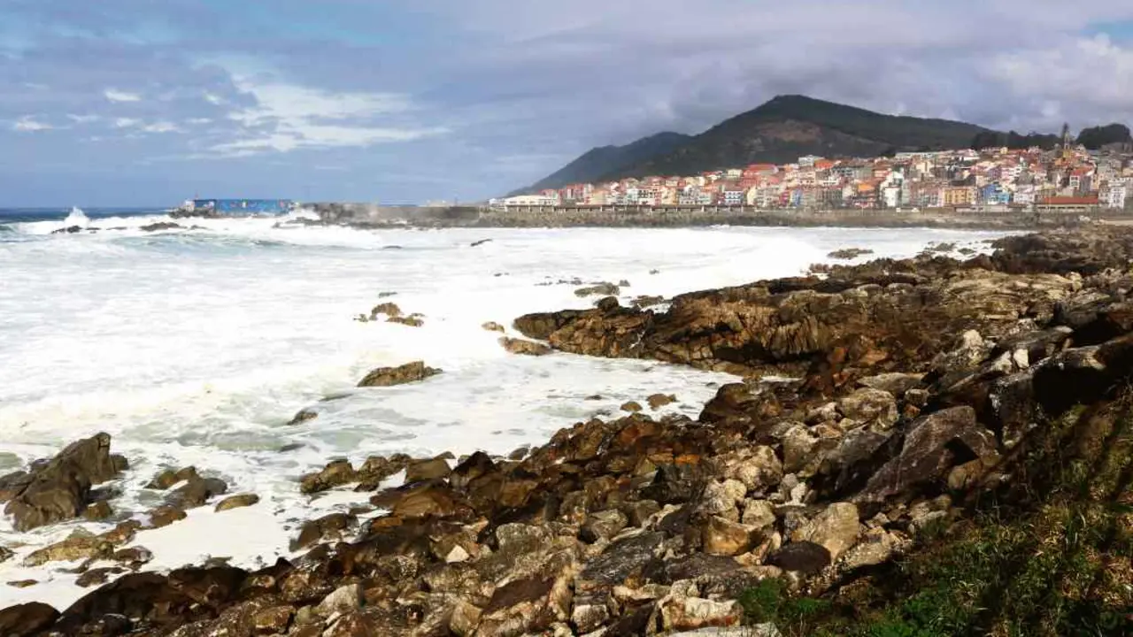 A Guarda, asentada sobre unha rasa costeira fronte ao Atl&aacute;ntico e protexida por uns sa&iacute;ntes rochosos sobre os que se constru&iacute;u o porto. (Foto: N&oacute;s Diario)