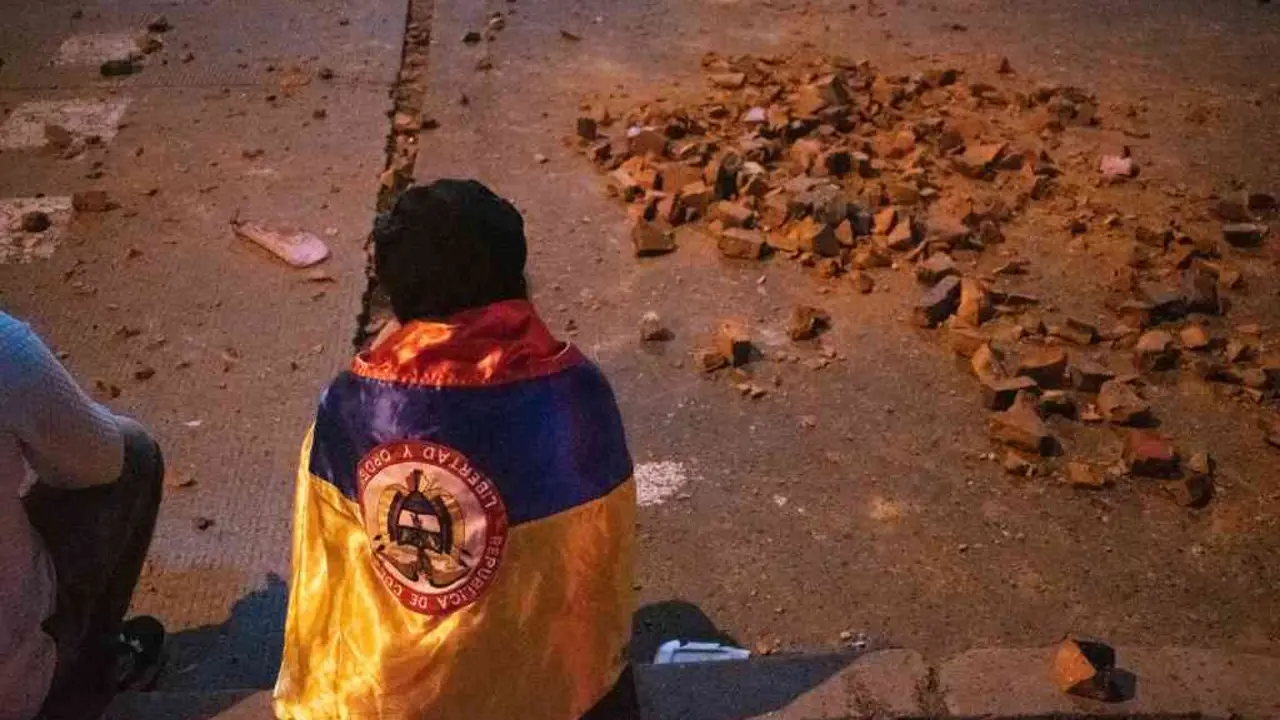 Moza coa bandeira de Colombia nas mobilizaci&oacute;ns contra o Goberno de Iv&aacute;n Duque (Foto: Daniel Romero / LongVisual Via ZUM / DPA)