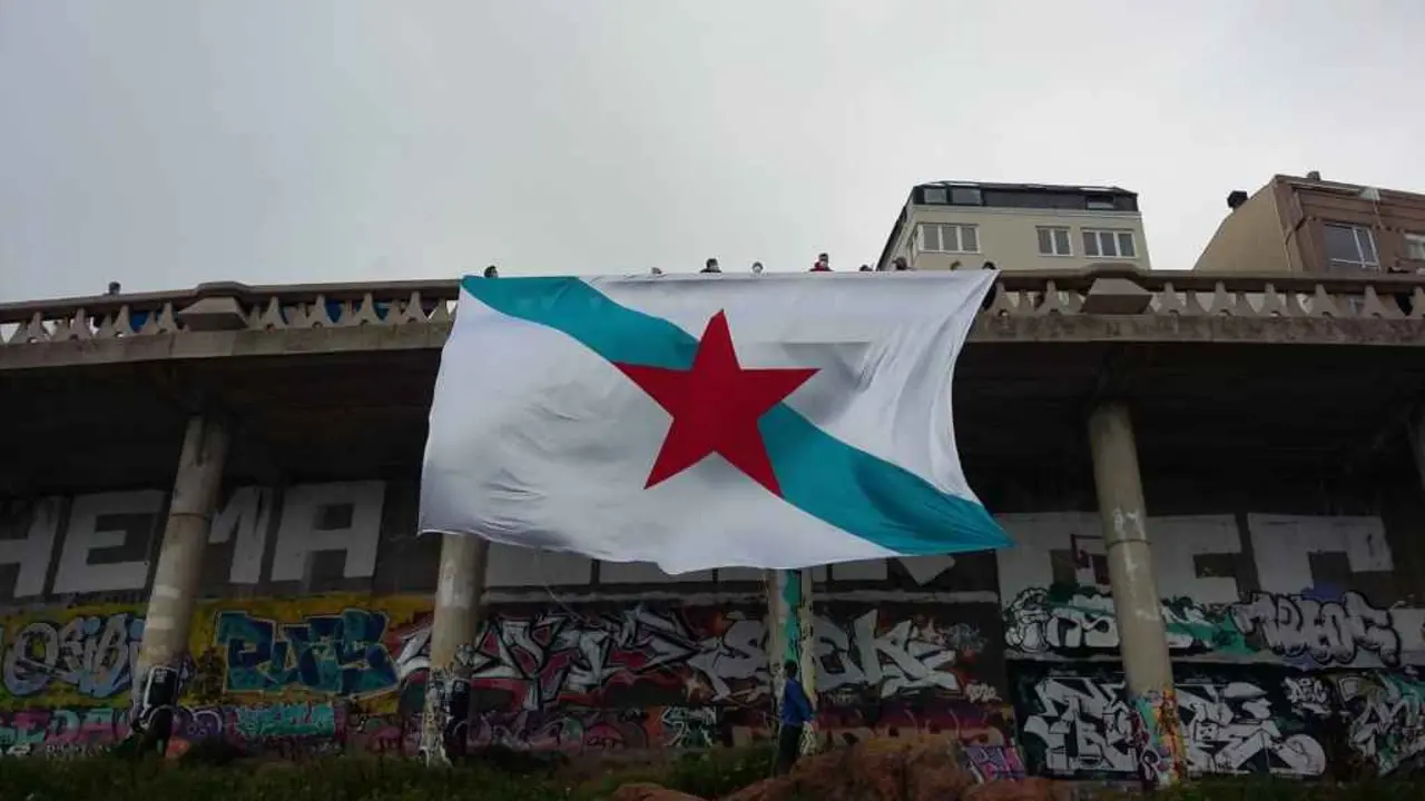 Despregamento este 4 de xullo da bandeira da Patria no Orz&aacute;n, na Coru&ntilde;a (Foto: N&oacute;s Diario)