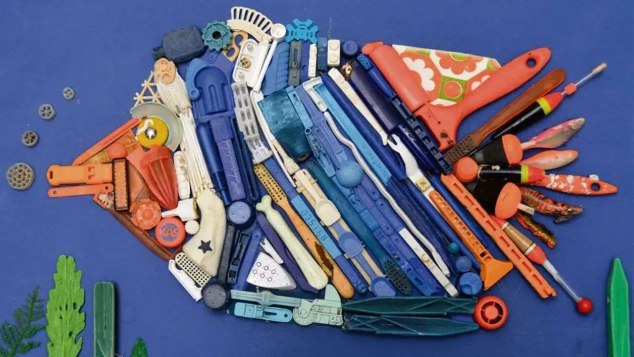 Un peixe elaborado a partir de diversos materiais de pl&aacute;stico sobre un fondo azul. (Foto: RetoqueRetro)