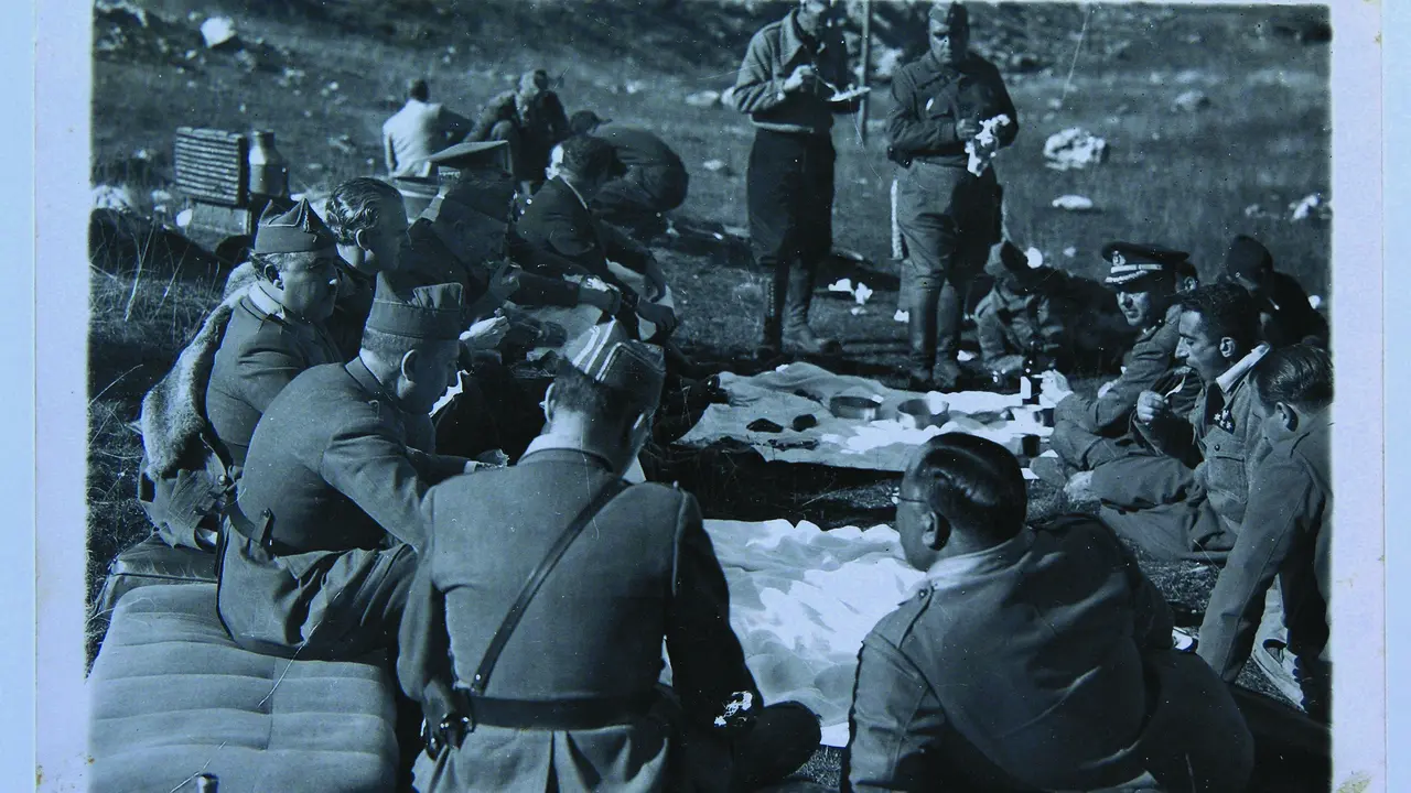 Comida entre o golpista Francisco Franco e un grupo de soldados durante a guerra civil espa&ntilde;ola [Museo Reim&oacute;ndez da Estrada. Fondo Blanco Fuentes].