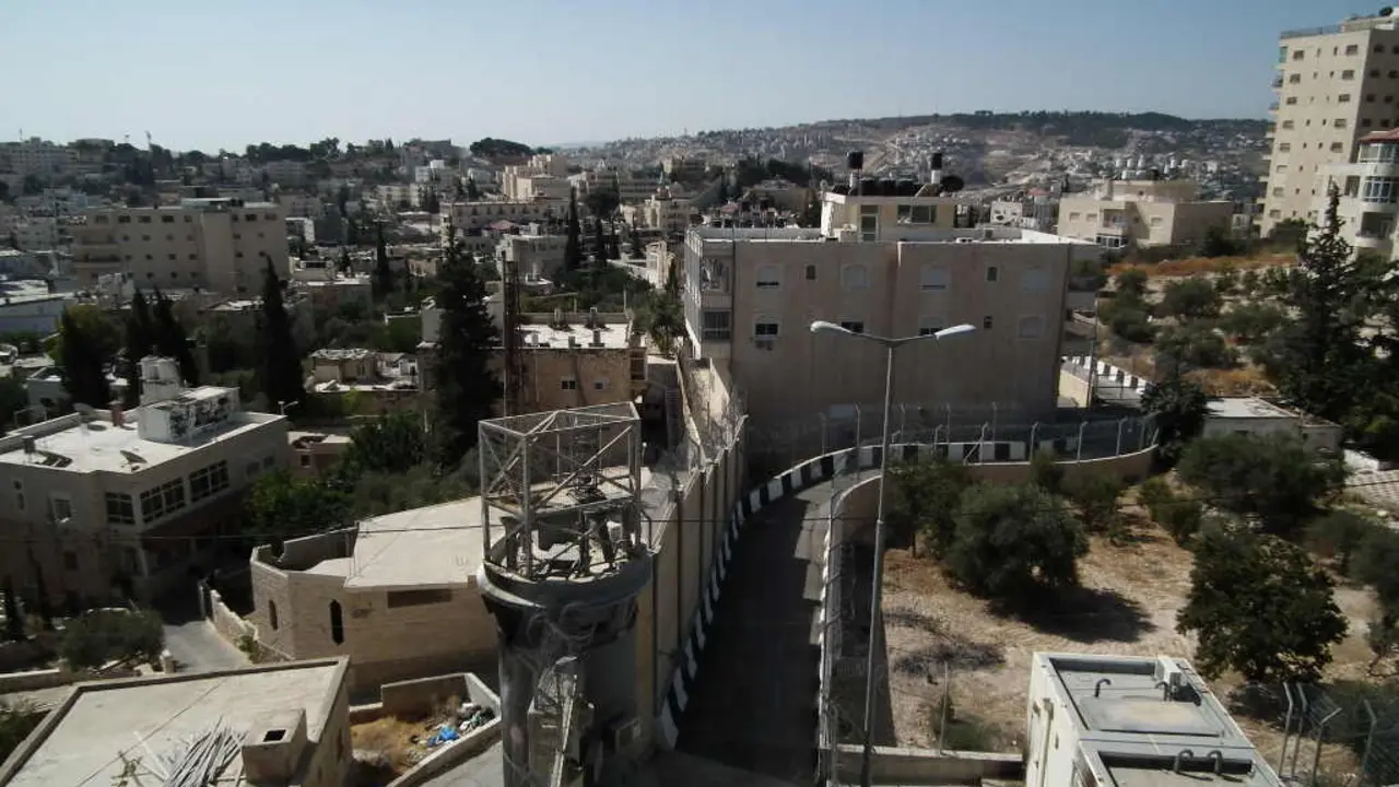 Al-Azariya, tam&eacute;n co&ntilde;ecida como Betania, na Cisxordania ocupada, cortada polo chamado muro do "apartheid" de Israel. (Foto: Xxghizmoxx)