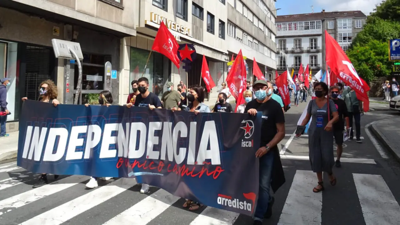 Representantes do Movemento Arredista nunha manifestaci&oacute;n en Compostela. (Foto: N&oacute;s Diario)