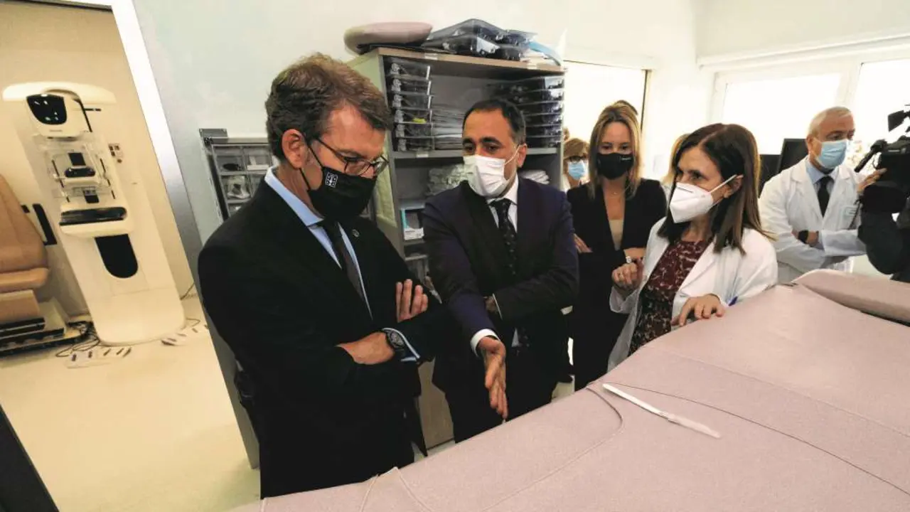 N&uacute;&ntilde;ez Feixoo e o conselleiro de Sanidade, Garc&iacute;a Comesa&ntilde;a, visitan o Meixoeiro de Vigo (Foto: Xunta da Galiza).