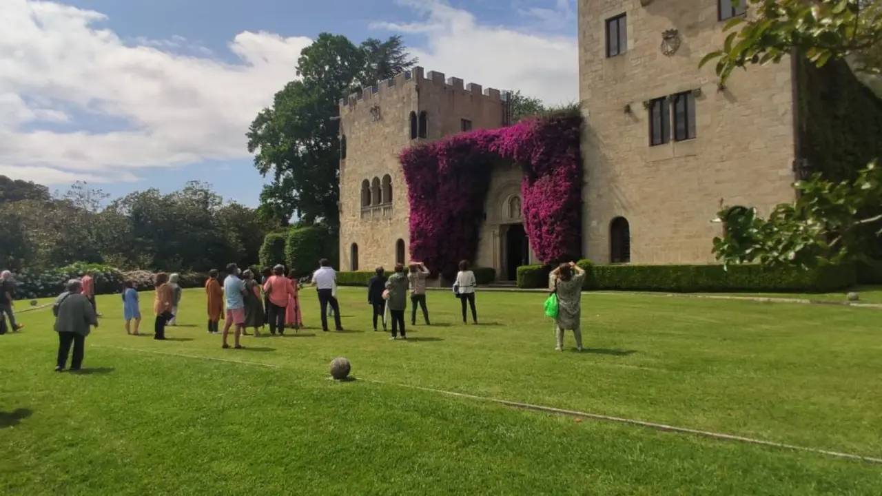Visitantes nos xard&iacute;ns do pazo de Meir&aacute;s. (Foto: Concello de Sada).