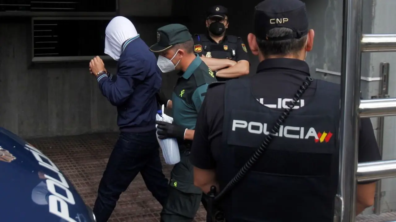Comparecen nos xulgados as persoas detidas polo crime de Samuel Luiz. (Foto: M. Dylan / Europa Press).