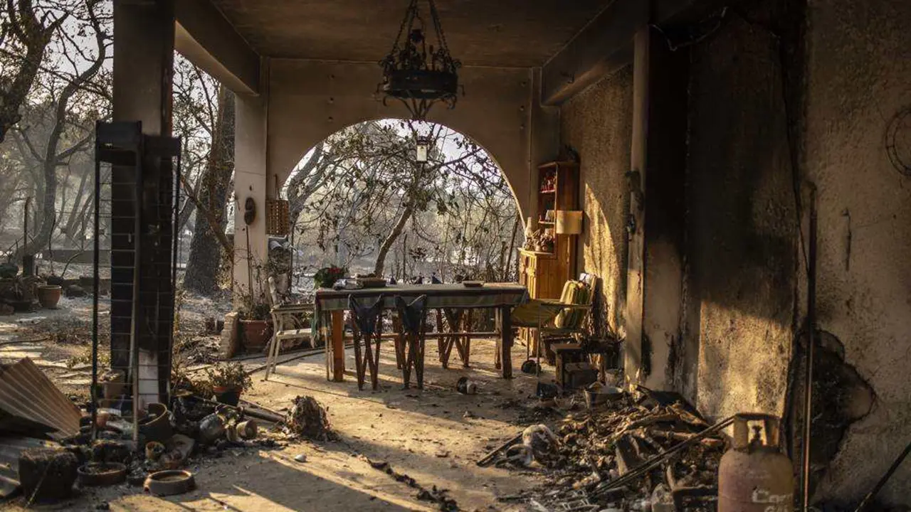 EuropaPress_3870495_04_august_2021_greece_varibobi_general_view_of_burnt_building_after_forest