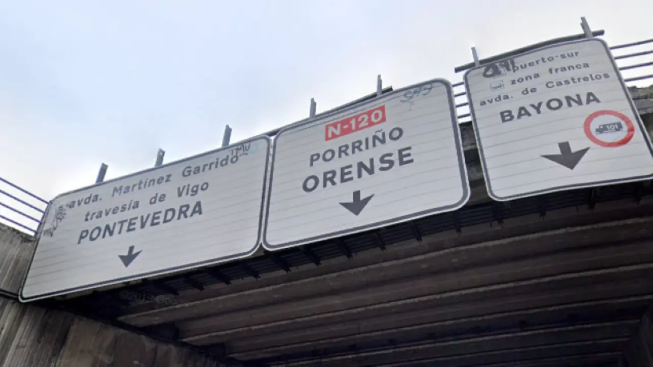 Exemplo de toponimia deturpada na sinalizaci&oacute;n viaria (Foto: N&oacute;s Diario)