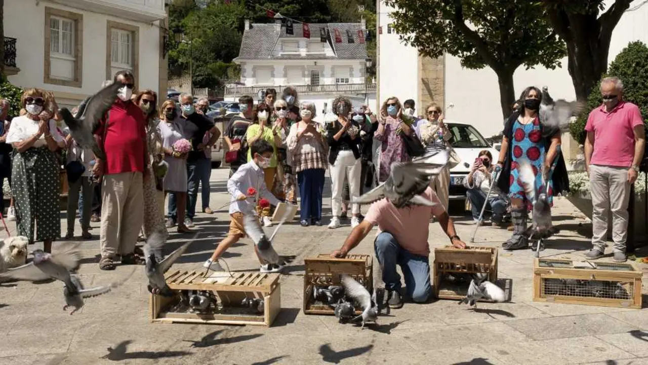 No acto solt&aacute;ronse pombas como s&iacute;mbolo da paz (Foto: Jes&uacute;s Giz).