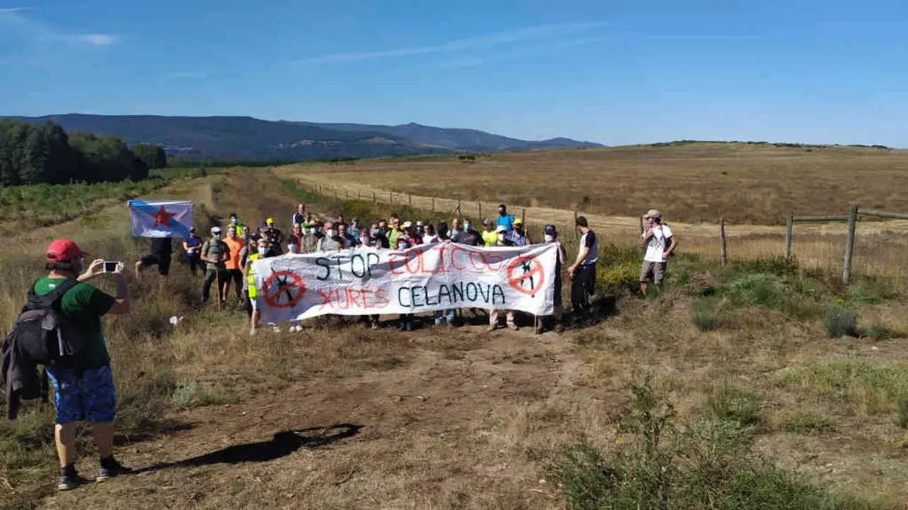 Unha dalgunhas das persoas particpantes na I Marcha en defensa da auga, a paisaxe e o patrimonio da Casa da Neve (N&oacute;s Diario)