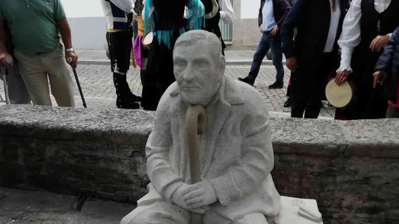 A escultura de Manuel Mar&iacute;a o d&iacute;a da s&uacute;a inauguraci&oacute;n( (Casa-Museo Manuel Mar&iacute;a).