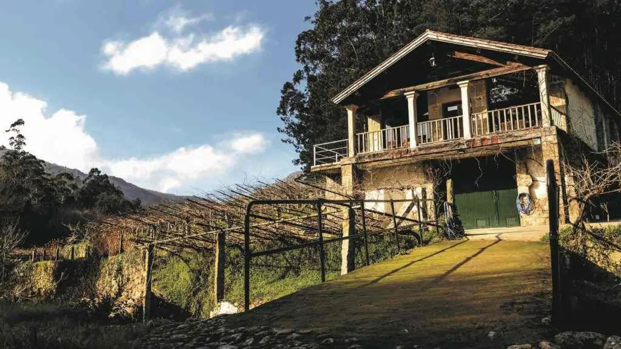 Entrada da Adega Entreosrios, en Les&oacute;n, na Pobra do Carami&ntilde;al. (Foto: Xan-Bautista Camb&oacute;n)