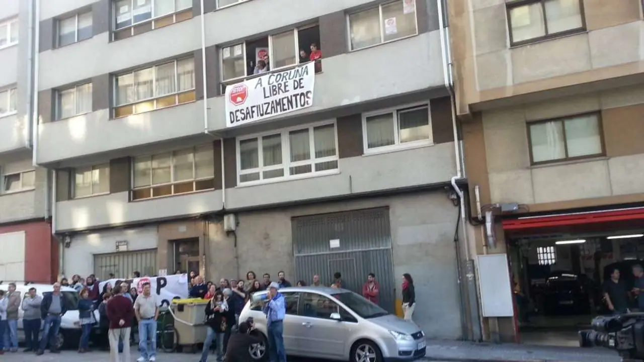 Unha de cada cinco vivendas est&aacute; baleira. Na imaxe, mobilizaci&oacute;n contra un despexo na Coru&ntilde;a, en 2017 (Foto: Stop Desafiuzamentos).