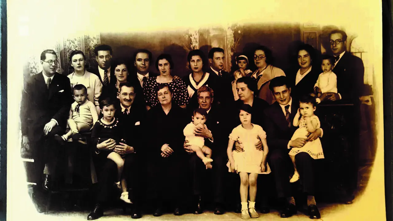 Familia &Aacute;lvarez Gallego en Pontevedra en 1933. De arriba a abaixo, de esquerda a dereita: Xerardo &Aacute;lvarez Gallego, Margarida Garc&iacute;a N&uacute;&ntilde;ez (co seu fillo Xerardo &Aacute;lvarez Garc&iacute;a), Xos&eacute; &Aacute;lvarez Gallego, Paz L&oacute;pez, Alexandre B&oacute;veda, Amalia &Aacute;lvarez Gallego, Lola &Aacute;lvarez Gallego, Xusto L&oacute;pez Branco (co seu fillo &ldquo;Chuli&rdquo; L&oacute;pez &Aacute;lvarez), Henriqueta &Aacute;lvarez Gallego, Mar&iacute;a Tareixa Moreno L&oacute;pez e Felipe &Aacute;lvarez Gallego (co seu fillo Felipe &Aacute;lvarez L&oacute;pez). Manuel Gallego (con Xerardo L&oacute;pez &Aacute;lvarez), Dores Gallego Mart&iacute;nez (nai de Emilio), Xerardo &Aacute;lvarez Limeses (co seu neto Alexandre B&oacute;veda &Aacute;lvarez), Felisa Mart&iacute;nez (con Mar&iacute;a V. L&oacute;pez &Aacute;lvarez) e Emilio &Aacute;lvarez Gallego (coa s&uacute;a sobri&ntilde;a Xela B&oacute;veda &Aacute;lvarez). (Foto: Cedida)