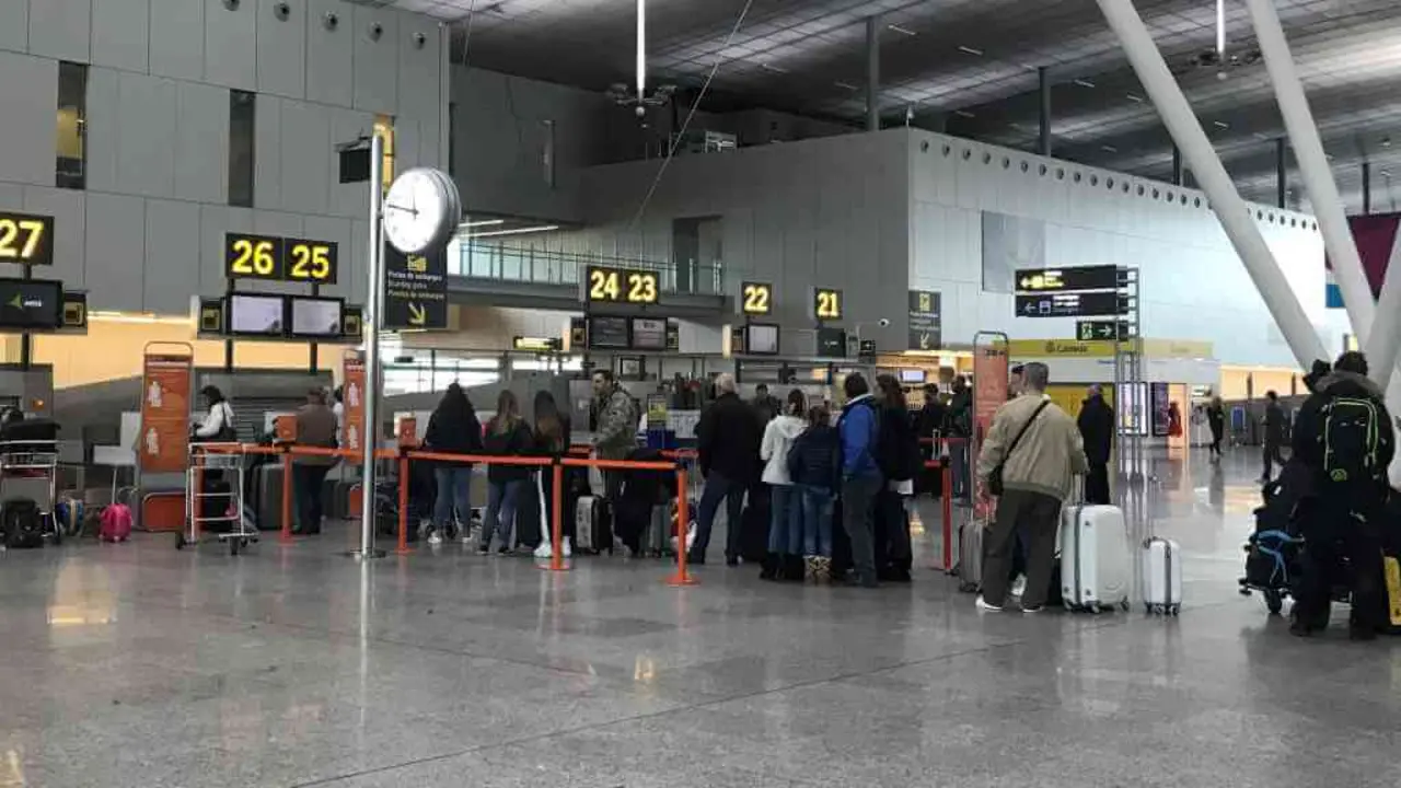 Varias persoas agardan no mostrador de facturaci&oacute;n do aeroporto Rosal&iacute;a de Castro de Compostela (Foto: Europa Press).