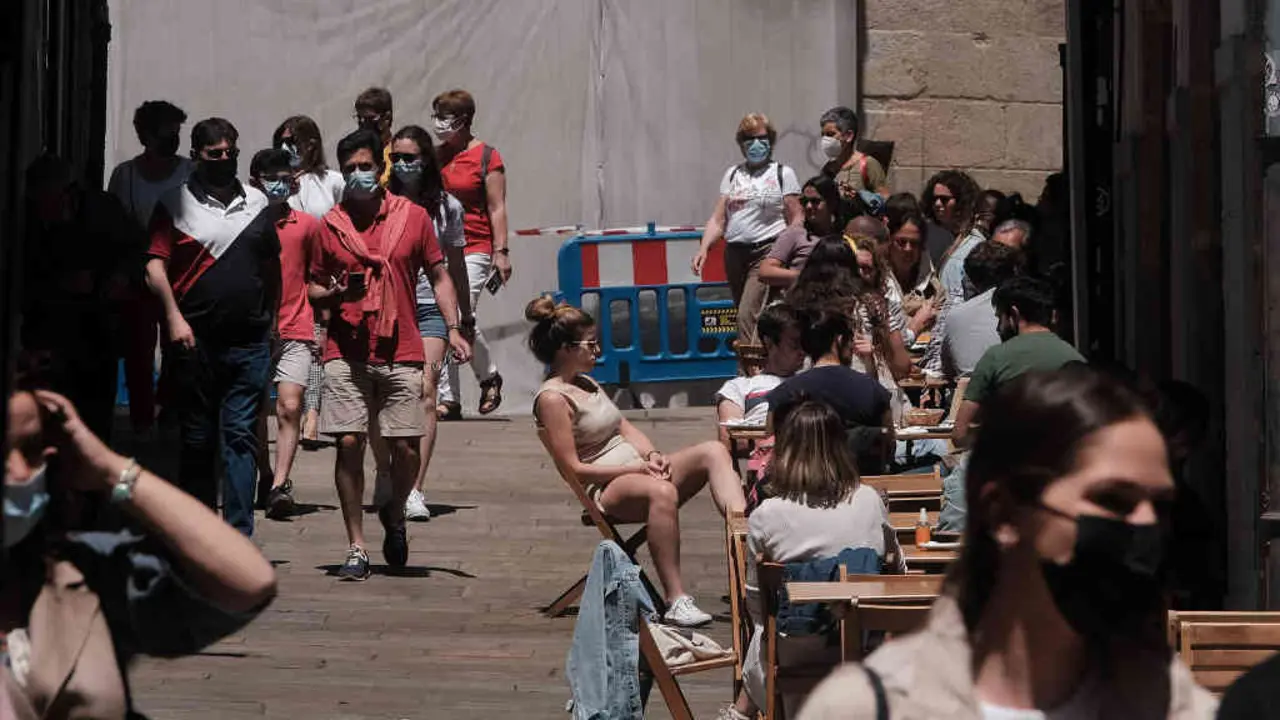 Zonas como o casco vello de Compostela, con moitos comercios e estabelecementos de hostalar&iacute;a, quedan sen sucursais (Arxina/ Arquivo)